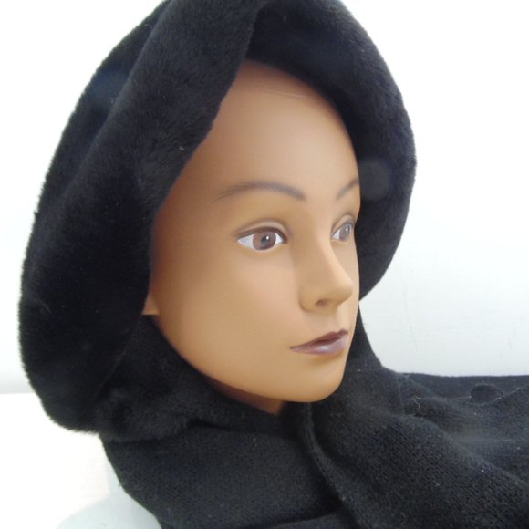 Avon Wool fur hood(87A) preowned clean and smoke free no worn or torn spots - Picture 6 of 6